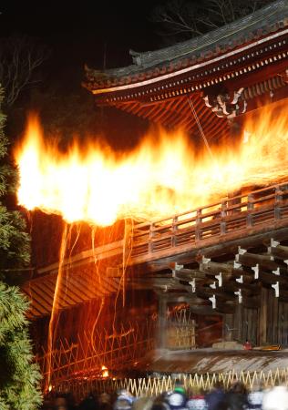 二月堂照らす籠たいまつ 奈良・東大寺「お水取り」