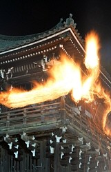 ＜お水取り＞夜空に炎の龍 二月堂に籠松明 奈良・東大寺
