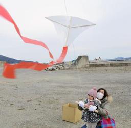 被災地の復興、ガザで祈る…子供たちがたこ揚げ 2016年03月13日