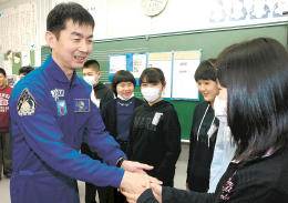 ＜油井さん＞被災地授業 宇宙での暮らし紹介