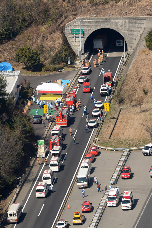 山陽道トンネル事故:黒煙の闇、必死の脱出…次々搬送