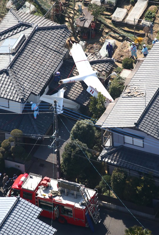 グライダーが民家に墜落 搭乗の２人死亡、住民はケガなし