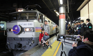 「カシオペア」下り最終便、２千人が見送り ＪＲ上野駅