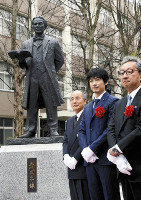 五代友厚の銅像キャンパスに完成…大阪市大 2016年03月20日