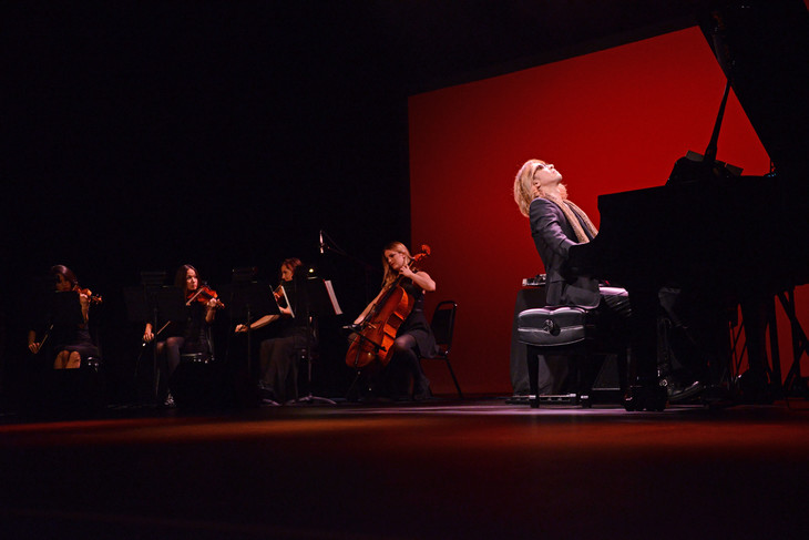 YOSHIKI「SXSW」でデヴィッド・ボウイ曲を披露＆PATA復活を報告