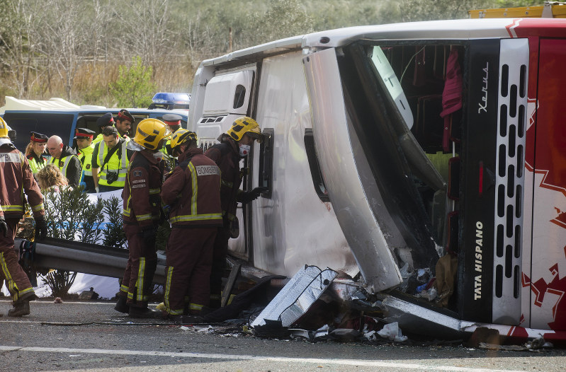 スペインでバス事故、学生ら13人死亡 邦人の負傷なし