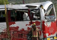 スペインのバス横転１３人死亡事故、運転手の過失か 当局が聴取