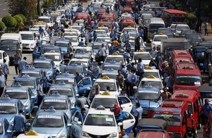 インドネシア、配車アプリにタクシー運転手ら数千人が抗議