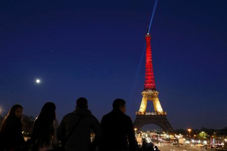 欧州各国がベルギー国旗ライトアップしテロ哀悼