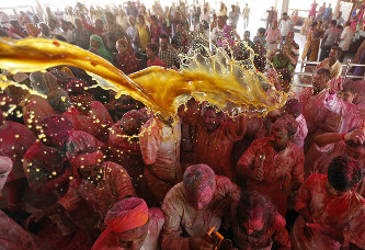 春の到来祝う「ホーリー」、インド各地で色の洪水