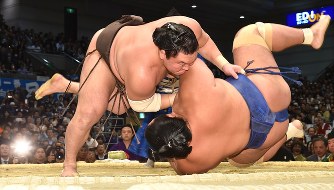 白鵬、首位堅持 稀勢の里と豪栄道も追走