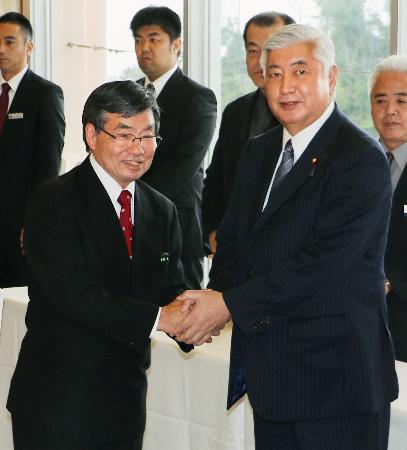 中谷防衛相、辺野古住民と会談 地元は「揺さぶり」警戒