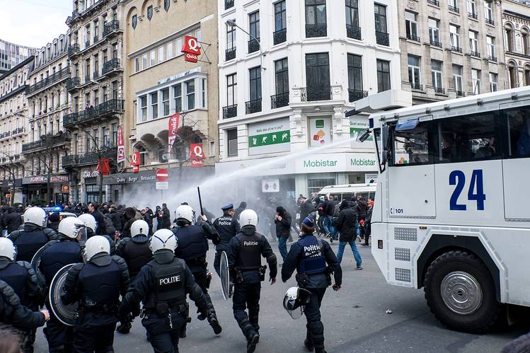 ブリュッセル市民、なお不安の日々－テロ追悼の場で極右と警察が衝突