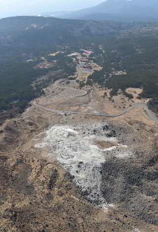 硫黄山、火口周辺の警報解除 小規模噴火の恐れ低下