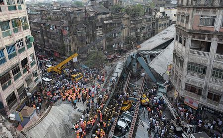 高架道路崩落、２０人死亡＝１５０人下敷きか－インド