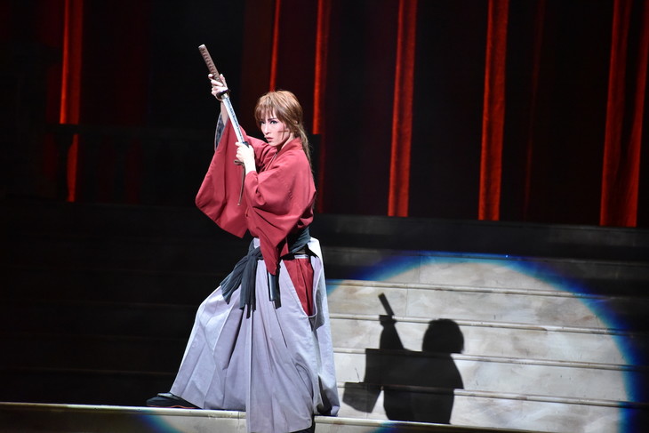 宝塚版「るろうに剣心」東京で開幕！「悪・即・斬」に観柳のガトリングガンも