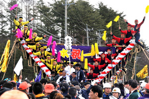 ６年に１度の「御柱祭」開幕 長野・諏訪大社