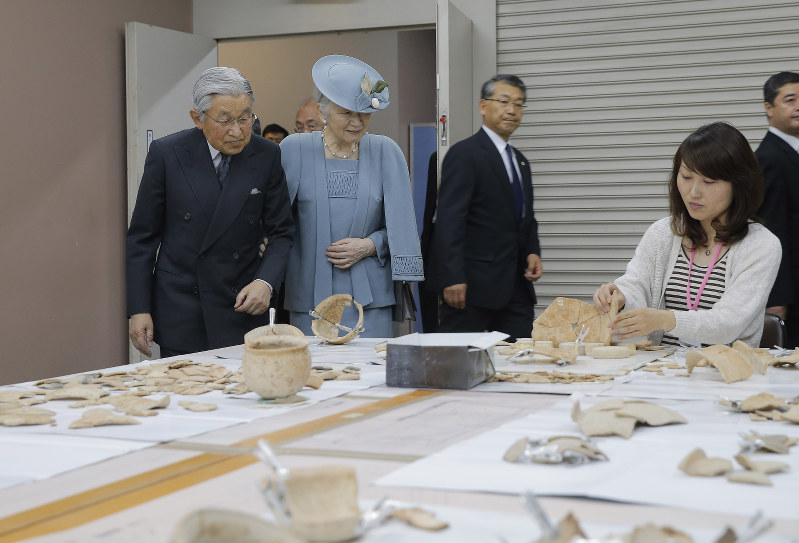 両陛下、橿原考古学研究所で土器の復元作業見学 2016年04月02日