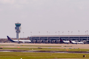 ブリュッセル空港、旅客機の運航再開 テロ再発の懸念も