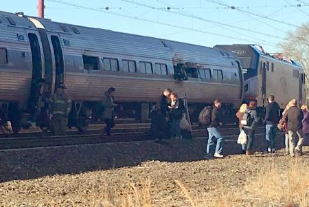 旅客列車脱線、２人死亡＝重機と接触、約３０人負傷－米東部