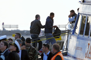 トルコへ難民送還始まる ギリシャから２０２人到着