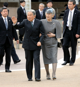 奈良)両陛下が高松塚古墳など視察 日程終え帰京
