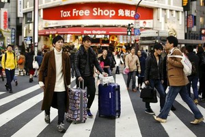 経常黒字２月63％増 2.4兆円、訪日需要けん引