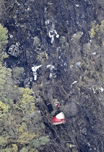 空自機墜落、残る２人と破片発見…６人心肺停止 2016年04月08日 14時40分