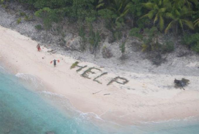 無人島砂浜に「ＨＥＬＰ」 ３人、３日ぶり救助