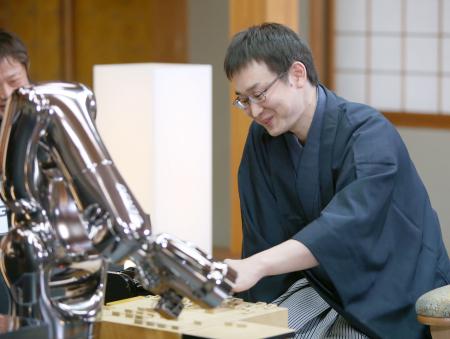 電王戦:将棋ソフトが８５手で先勝 山崎八段降す