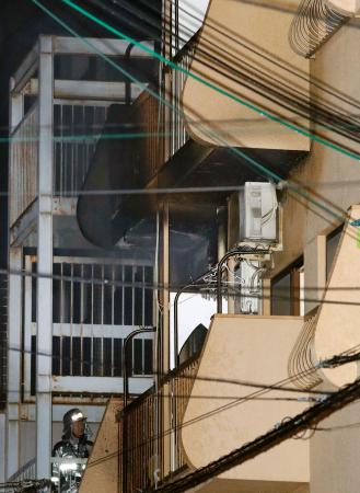マンション火災で２人死亡＝住人女性と連絡取れず－大阪
