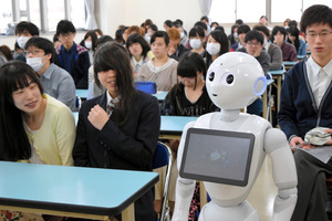 福島）高校生になりました ロボット「ペッパー」入学式