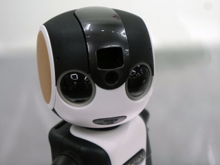 ロボット電話「RoBoHoN」5月発売で198000円。対話や歩行ができ、映像投写も