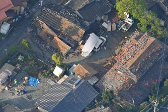 熊本地震:震度７一夜明け４万人超避難 インフラ被害甚大