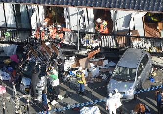 熊本地震:未明に本震 新たに１９人死亡、死者２８人に