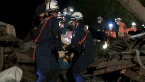 熊本で未明にＭ7.3、九州で強い地震続く 死者24人に