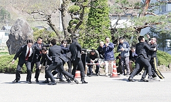来月に控え、県警が警備訓練 ３５０人参加 ／栃木