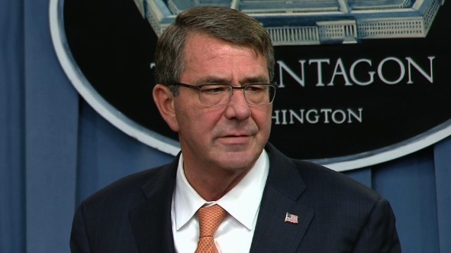 米国防長官、南シナ海に展開の空母乗艦 中国けん制