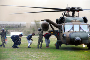 自衛隊派遣、２万５千人に増強へ ９０万食分の食料確保