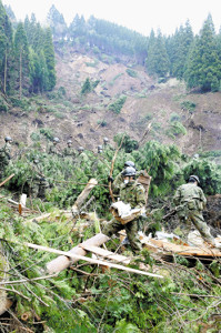 南阿蘇村の不明は９人に…熊本地震、懸命の捜索