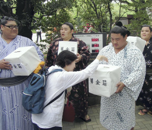 嘉風ら九州出身の関取も、奉納大相撲で募金活動 2016年04月18日 17時33分