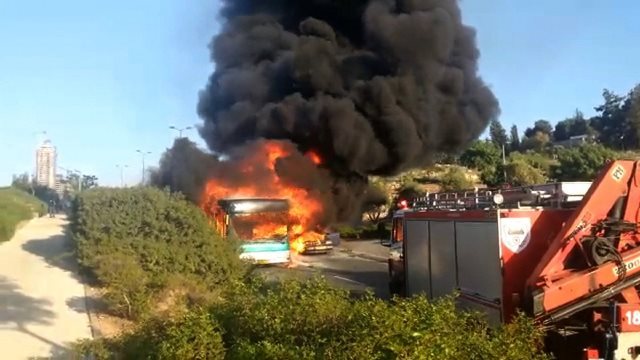 エルサレムでバス火災、２１人負傷 「爆破」と警察当局