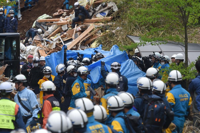 熊本地震 １１万人が避難 死者４１人、捜索続く
