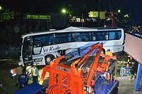 列車とバス衝突、２０人けが＝踏切で、運転手逮捕－静岡