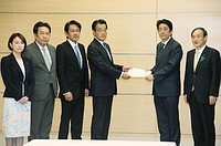 川内原発、避難計画再検証を＝岡田民進代表が安倍首相に要請