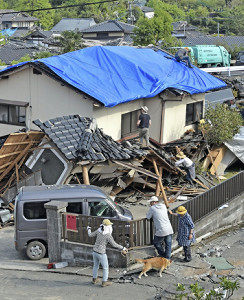 熊本地震「本震」震度７に修正…避難９万人以上 2016年04月21日 00時54分