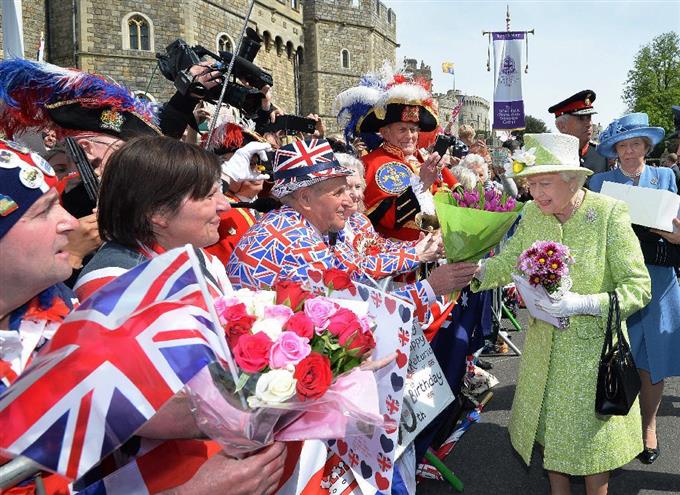 エリザベス女王、９０歳 英国、祝賀ムードに