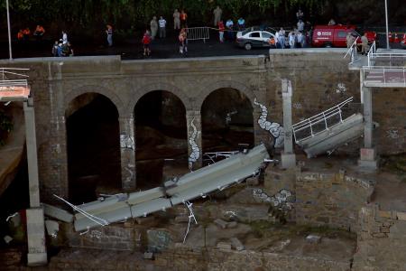 ブラジル・リオで自転車専用道が崩落、２人死亡 五輪競技施設に不安