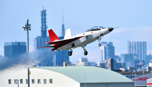 国産初のステルス実証機「Ｘ２」初飛行 岐阜に着陸