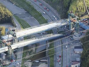 新名神建設現場で橋桁落下、２人死亡８人重軽傷 2016年04月22日 21時09分